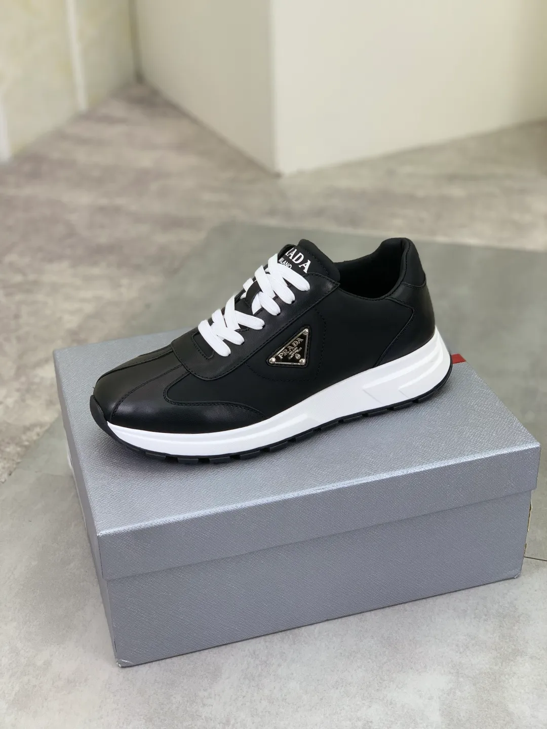Men's men's shoes 💰P560💰[New model] The top version is available on the official website, 🆘 The trendy brand (Prada) mainly promotes the popular style, avant-garde and versatile fashionable men's shoes, private version mold opening, cowhide surface splicing 1:1 replica... Fashion is simple, original imported cowhide and lining cowhide feet; the atmosphere and personality are more fashionable, eye-catching and pursuing class. It will subvert the old idea and be a must-have for fashion trendsetters with you! Must keep for yourself ! Tall and comfortable, large and low, high-end quality workmanship. The new high-end outsole on the official website. Size: 38-45. Available in black and white.